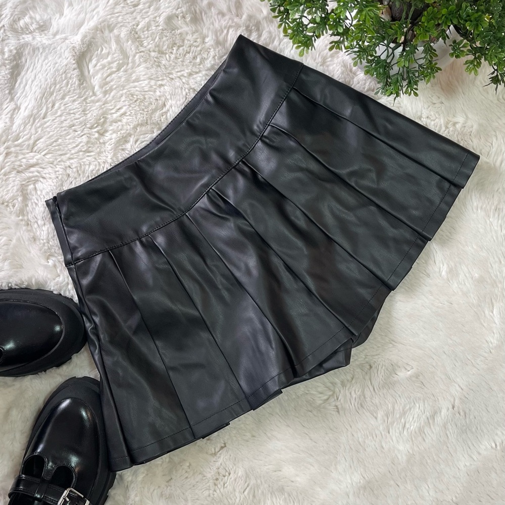 DAZY Women Solid Color Mini Pleated PU Skirt – Faux Leather – Size S